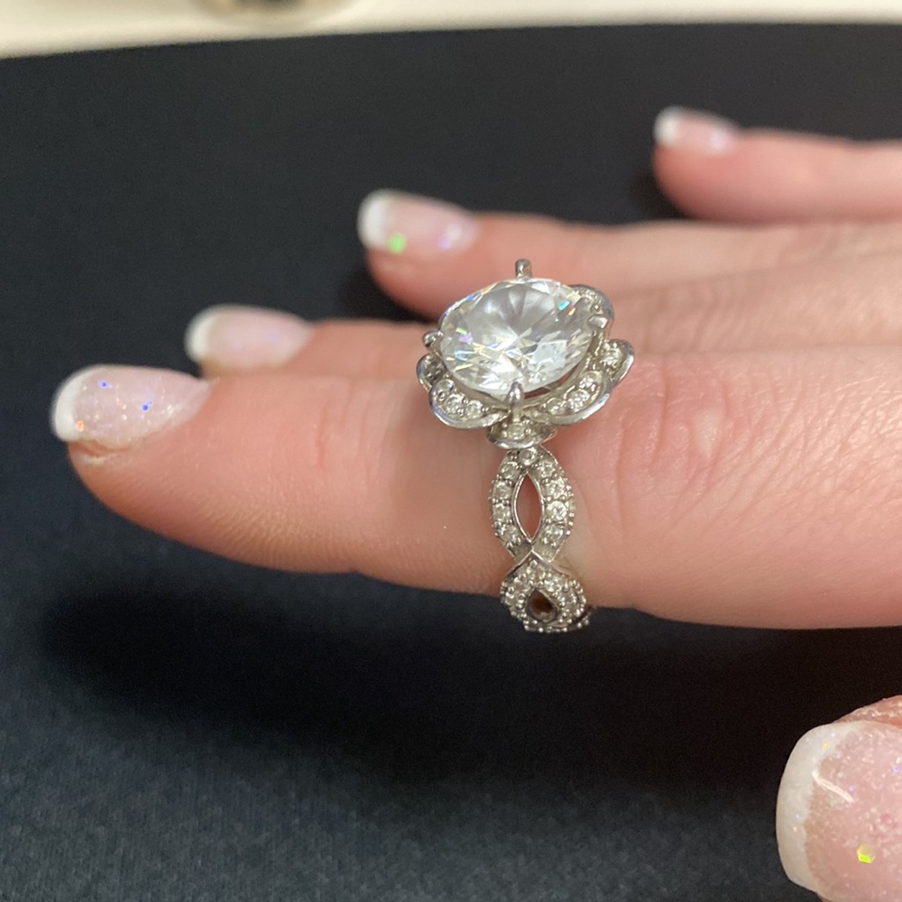 ***DIAMOND CZ FLOWER RING*** 💍 🌸 - Picture 4 of 7
